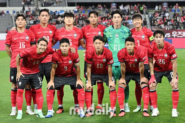 6일 오후 경기도 용인시 용인미르스타디움에서 진행된 축구 국가대표 친선경기 대한민국과 우즈베키스탄의 경기.축구대표팀 선수들이 기념촬영을 하고 있다.