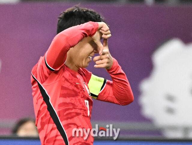 6일 오후 경기도 용인시 용인미르스타디움에서 진행된 축구 국가대표 친선경기 대한민국과 우즈베키스탄의 경기.추구대표팀 손흥민이 전반7분 선제골을 넣은 뒤 세리머니를 하고 있다.