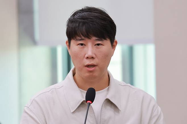 최승호 삼성그룹 초기업노동조합 삼성전자지부 위원장이 6일 국회 산업통상자원중소벤처기업위원회에서 열린 산업통상부 국정감사에서 산자중기위원 질문에 답하고 있다. [연합]