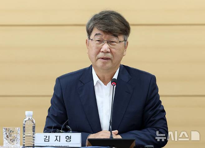 [서울=뉴시스] 이영환 기자 = 김지형 경제사회노동위원회 위원장이 지난 8월 11일 서울 종로구 경제사회노동위원회 대회의실에서 인구구조 변화와 일자리 공론화 특위 운영 현황 및 계획 등과 관련해 기자간담회를 하고 있다. 2026.08.11. 20hwan@newsis.com