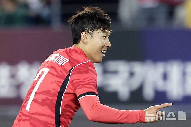 [용인=뉴시스] 최동준 기자 = 6일 경기 용인미르스타디움에서 열린 하나은행 초청 축구 국가대표팀 친선경기 한국과 우즈베키스탄의 경기, 한국 손흥민이 선취골을 성공시킨 뒤 기뻐하고 있다. 2026.10.06. photocdj@newsis.com