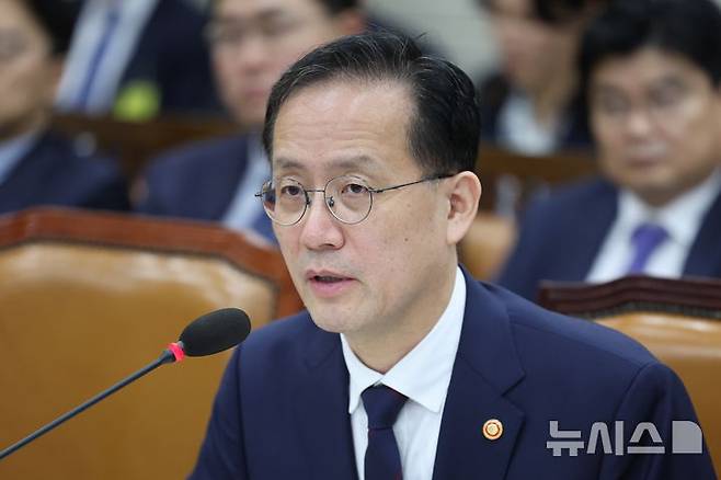 [서울=뉴시스] 최진석 기자 = 이형일 부총리 겸 재정경제부 장관이 6일 여의도 국회에서 열린 국회 재정경제기획위원회의 재정경제부에 대한 국정감사에 출석해 의원 질의에 답하고 있다. 2026.10.06. myjs@newsis.com