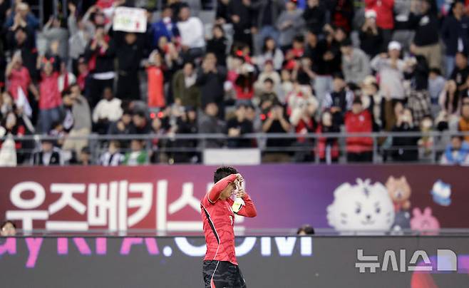 [용인=뉴시스] 최동준 기자 = 6일 경기 용인미르스타디움에서 열린 하나은행 초청 축구 국가대표팀 친선경기 한국과 우즈베키스탄의 경기, 한국 손흥민이 선취골을 성공시킨 뒤 세리머니하고 있다. 2026.10.06. photocdj@newsis.com