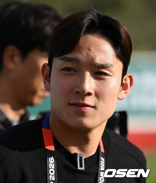 [OSEN=사포판(멕시코), 이대선 기자] 2026 북중미 월드컵에 참가하는 멕시코 축구국가대표팀이 18일(한국시각) 멕시코 과달라하라 인근 스포츠 아레나에서 훈련을 진행했다.대한민국 축구대표팀은 19일 오전 10시(한국시간) 개최국 멕시코를 상대로 A조 조별리그 2차전을 갖는다.멕시코 훈련장을 찾은 양민혁이 취재진과 이야기를 나누고 있다. 2026.06.18 /sunday@osen.co.kr