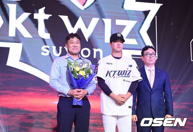 [OSEN=최규한 기자] 21일 오후 서울 잠실동 롯데호텔 월드 크리스탈볼룸에서 ‘2027 KBO 신인드래프트’가 열렸다.&nbsp;이번 신인드래프트는 2025시즌 순위의 역순에 따라 키움 히어로즈, 두산 베어스, KIA 타이거즈, 롯데 자이언츠, KT 위즈, NC 다이노스, 삼성 라이온즈, SSG 랜더스, 한화 이글스, LG 트윈스 순서로 1라운드부터 11라운드까지 지명할 수 있다.&nbsp;유신고 이승원이 KT 1라운드에 지명된 뒤 나도현 단장과 포즈를 취하고 있다. 2026.09.21 / dreamer@osen.co.kr