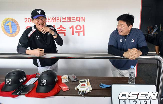 [OSEN=수원, 조은정 기자]5일 경기도 수원 KT위즈파크에서 ‘2026 신한 SOL Bank KBO리그’ KT 위즈와 롯데 자이언츠의 경기가 열린다.홈팀 KT는 로건, 방문팀 롯데는 김진욱을 선발로 내세웠다.취재진과 인터뷰 중인 이강철 감독이 더그아웃에 방문한 롯데 김태형 감독과 대화를 나누고 있다. 2026.10.05 /cej@osen.co.kr