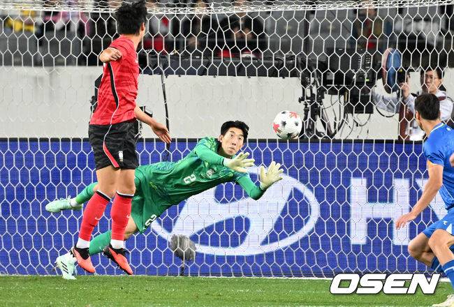 [OSEN=용인, 이대선 기자] 로베르트 모레노 감독이 이끄는 대한민국 축구 대표팀과 우즈베키스탄의 경기가 6일 용인미르스타디움에서 열렸다.이번 우즈베키스탄전은 로베르트 모레노 임시 감독 체제에서 치르는 9~10월 A매치 4연전의 마지막 경기다.앞선 3경기 성적은 1승 1무 1패. 우즈베키스탄을 상대로 수비 안정감을 이어가는 동시에 공격에서 얼마나 달라진 모습을 보여줄지가 관건이다.후반 대한민국 조현우가 상대의 슛을 막고 있다. 2026.10.06 /sunday@osen.co.kr