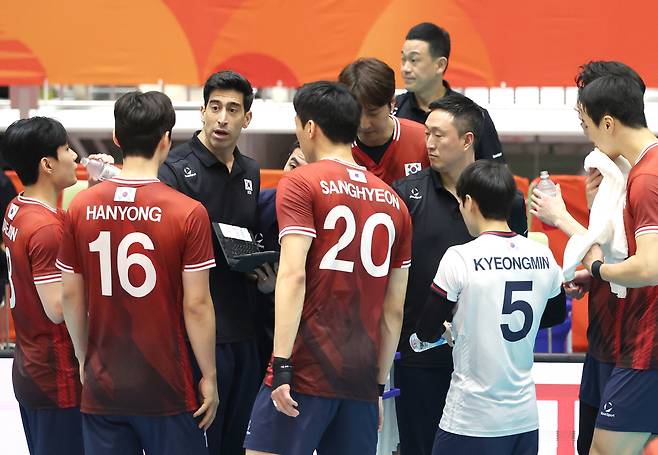 지난 1일 일본 오카자키 중앙종합공원 종합체육관에서 열린 2026 아이치·나고야 아시안게임 남자 배구 8강 한국과 이란의 경기. 대한민국 대표팀 이사나예 라미레스 감독이 작전을 지시하고 있다. 연합뉴스