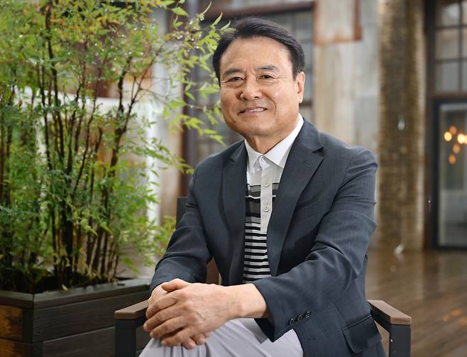 최근 경기 용인의 한 카페에서 만난 최동표 한국파크골프전문강사협회장이 서울경제신문과 인터뷰에 앞서 포즈를 취하고 있다. 성형주 기자