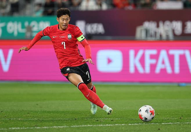 손흥민이 6일 경기 용인시 용인미르스타디움에서 열린 축구 국가대표팀 평가전 우즈베키스탄과의 경기에서 패스를 하고 있다. 연합뉴스