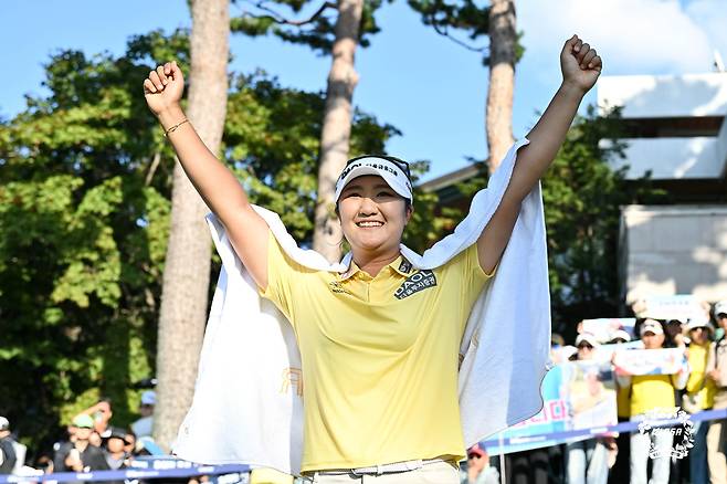 유해란이 지난 4일 KLPGA 투어 하이트진로 챔피언십에서 우승한 뒤 두 팔을 번쩍 들어올리며 기뻐하고 있다. KLPGA 제공