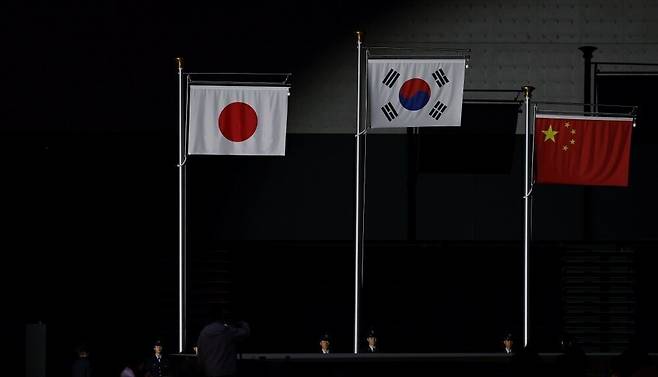 ▲ 애국가가 끝날 때까지도 태극기는 올라가지 못했다. ⓒ연합뉴스