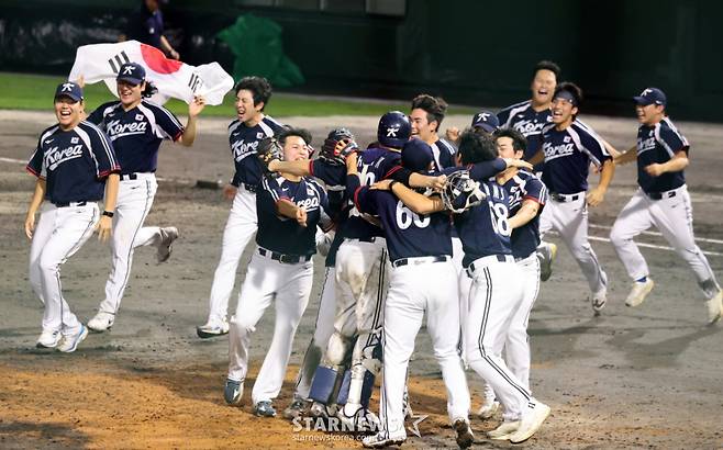 선발투수 곽빈과 대한민국 야구대표팀 선수들이 27일 일본 아이치현 도요하시 시민구장에서 열린 2026 아이치·나고야 야구 슈퍼라운드 한국과 일본 결승전 9회말 수비를 마무리하며 금메달을 확정한 후 환호하고 있다. 2026.09.27. /사진=강영조 cameratalks@