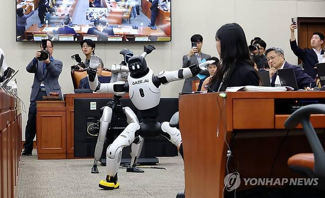 국정감사장에 등장한 휴머노이드 로봇 (서울=연합뉴스) 이동해 기자 = 6일 국회에서 열린 과학기술정보방송통신위원회 국정감사에서 더불어민주당 이정헌 의원이 질의하는 동안 중국산 휴머노이드 로봇이 국정감사장에 등장해 시연되고 있다. 2026.10.6 eastsea@yna.co.kr