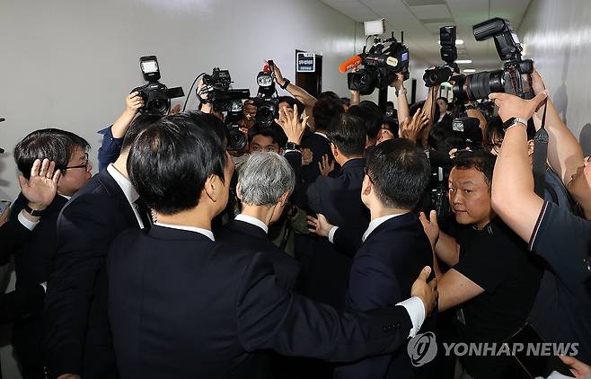 국감장 나서는 조희대 대법원장 (서울=연합뉴스) 이동해 기자 = 조희대 대법원장이 6일 국회에서 정회된 법제사법위원회 국정감사장에서 이석하고 있다. 2026.10.6 eastsea@yna.co.kr