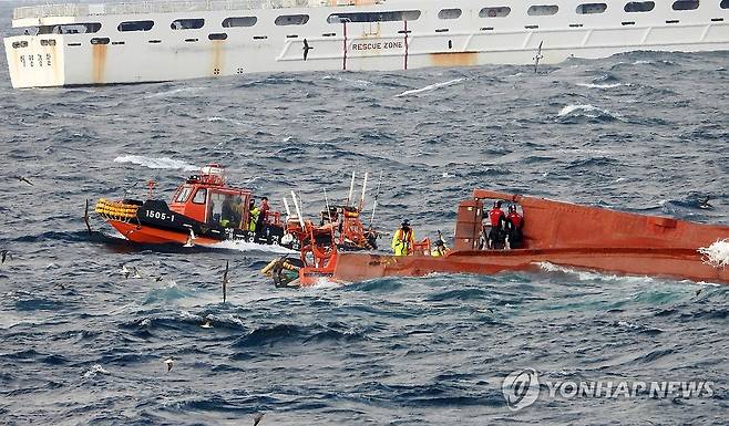 제주 차귀도 해상서 실종자 수색하는 해경 (제주=연합뉴스) 5일 오전 제주 차귀도 북서쪽 약 65㎞ 해상에서 경남 사천 선적 29t급 근해연승어선 A호가 전복돼 제주 해경이 실종자를 수색하고 있다. 이 사고로 승선원 11명 중 9명이 구조되고 2명이 실종됐다. 2026.10.5 [제주해양경찰청 제공. 재판매 및 DB 금지]