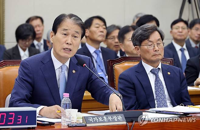 정무위 국감, 답변하는 권오을 국가보훈부 장관 (서울=연합뉴스) 배재만 기자 = 6일 국회에서 열린 정무위원회 국정감사에서 권오을 국가보훈부 장관이 의원들의 질의에 답변하고 있다. 2026.10.6 scoop@yna.co.kr