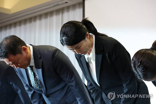 티빙, 개인정보 유출 사고 공식 사과 (서울=연합뉴스) 임화영 기자 = 티빙 최주희 대표이사(가운데) 및 임원들이 3일 서울 중구의 한 호텔에서 개인정보 유출 사고에 대해 사과하고 있다. 2026.9.3 hwayoung7@yna.co.kr