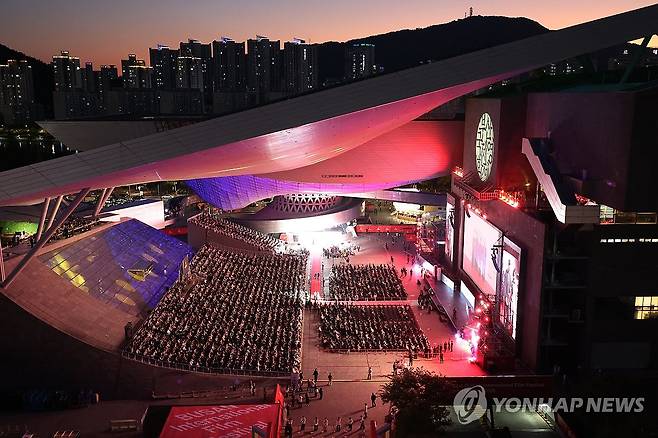 부산국제영화제, 열흘간 영화의 항해 시작 (부산=연합뉴스) 강선배 기자 = 6일 부산 해운대구 영화의전당 야외극장에서 제31회 부산국제영화제 개막식이 열리고 있다. 2026.10.6 sbkang@yna.co.kr