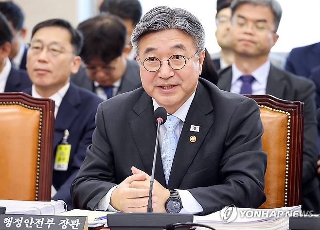행안위 국감, 답변하는 윤호중 행안부 장관 (서울=연합뉴스) 배재만 기자 = 6일 국회에서 열린 행정안전위원회 국정감사에서 윤호중 행정안전부 장관이 의원들의 질의에 답변하고 있다. 2026.10.6 scoop@yna.co.kr