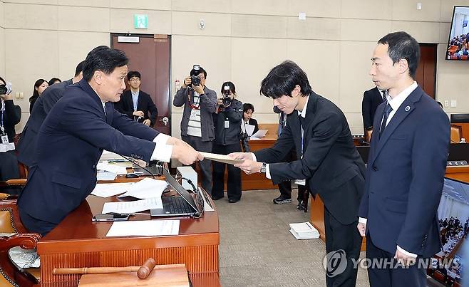 행안위, 민병대 승강기안전기술연구원 이사장 동행명령장 발부 (서울=연합뉴스) 배재만 기자 = 국회 행정안전위원회 김영진 위원장이 6일 국회에서 열린 행정안전위원회 국정감사에서 민병대 승강기안전기술연구원 이사장에 대한 국정감사 증인 동행명령장을 발부하고 있다. 2026.10.6 scoop@yna.co.kr