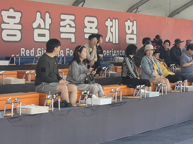 금산세계인삼축제 현장, 피로를 풀어주는 족욕은 최고의 인기다. 사진=이상문 기자