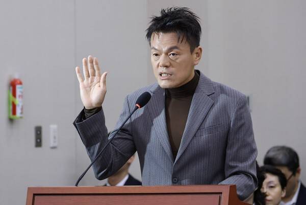 7일 국회 문화체육관광위원회에서 열린 문화체육관광부에 대한 국정감사에서 증인으로 출석한 박진영 대중문화교류위원회 공동위원장이 선서하고 있다. 연합뉴스