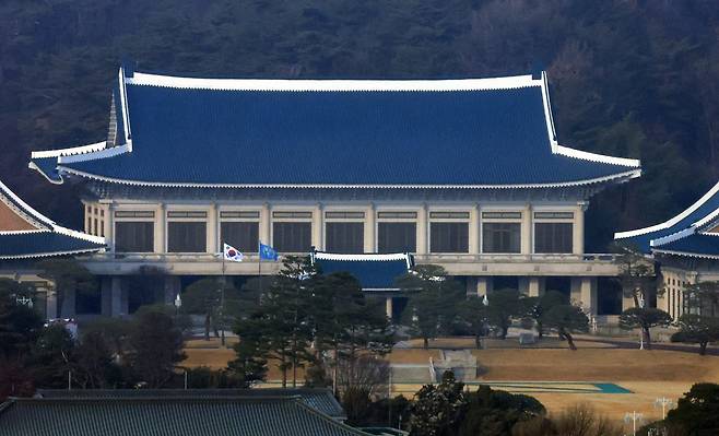 [사진: 봉황기가 게양된 청와대 전경 (출처=뉴스1)]