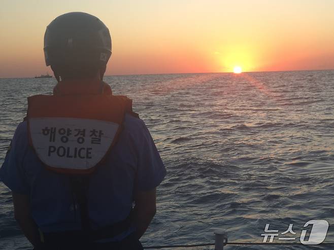 7일 오전 강원 고성군 동해 최북단 저도어장 인근에서 속초해양경찰서 소속 해경이 수평선 위로 떠오르는 해를 바라보고 있다. 이날 해경은 저도·북방어장에 입어한 어선들의 안전조업과 월선 방지를 위해 해상 안전관리에 나섰다. 2026.10.7 ⓒ 뉴스1 윤왕근 기자