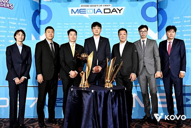 7일 열린 V리그 여자부 미디어데이에 참석한 여자부 7개팀 감독이 기념촬영을 하고 있다. (KOVO 제공. 재판매 및 DB 금지)