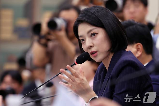 배현진 국민의힘 의원이 7일 서울 여의도 국회 문화체육관광위원회에서 열린 문화체육관광부에 대한 국정감사에서 증인으로 출석한 박진영 대중문화교류위원회 공동위원장에게 질의를 하고 있다. 2026.10.7 ⓒ 뉴스1 황기선 기자