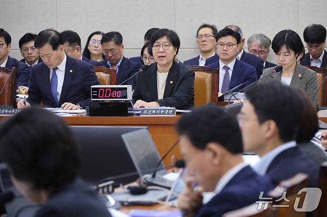 정은경 보건복지부 장관이 7일 서울 여의도 국회에서 열린 보건복지위원회의 보건복지부 등에 대한 국정감사에서 의원 질의에 답변하고 있다. 2026.10.7 ⓒ 뉴스1 신웅수 기자