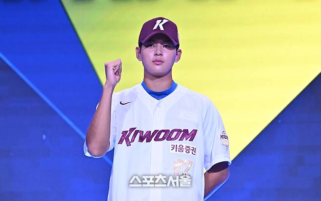 부산고 하현승이 21일 서울 잠실 롯데호텔 월드에서 열린 2027 KBO 신인드래프트에서 키움에 지명된 후 포즈를 취하고 있다. 사진 | 최승섭 기자 thunder@sportsseoul.com