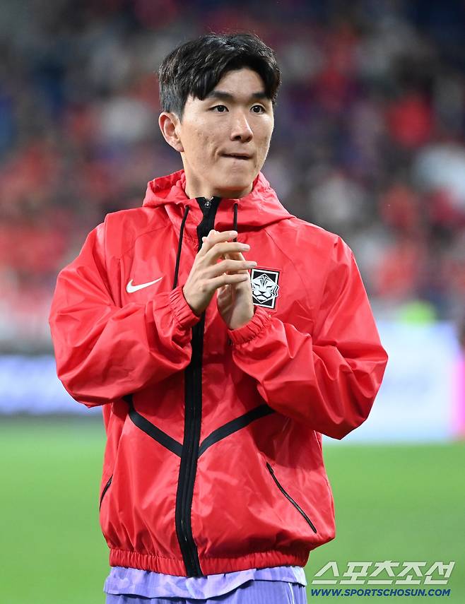 2일 울산 문수월드컵경기장에서 열린 대한민국과 베네수엘라의 평가전. 양팀이 0대0 무승부로 경기를 마쳤다. 황인범이 팬들에게 인사릃 하고 있다. 울산=허상욱 기자wook@sportschosun.com/2026.10.02/