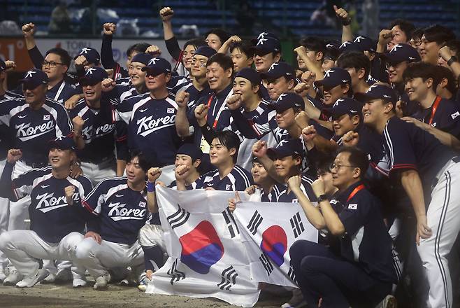 류지현호, 한일전 패배 딛고 금메달      (도요하시[일본]=연합뉴스) 김동민 기자 = 27일 일본 아이치현 도요하시 시민구장에서 열린 2026 아이치·나고야 아시안게임 결승 한국과 일본의 경기. 승리하며 금메달을 획득한 한국 선수들이 기념촬영을 하고 있다. 2026.9.27      image@yna.co.kr  (끝)      <저작권자(c) 연합뉴스, 무단 전재-재배포, AI 학습 및 활용 금지>
