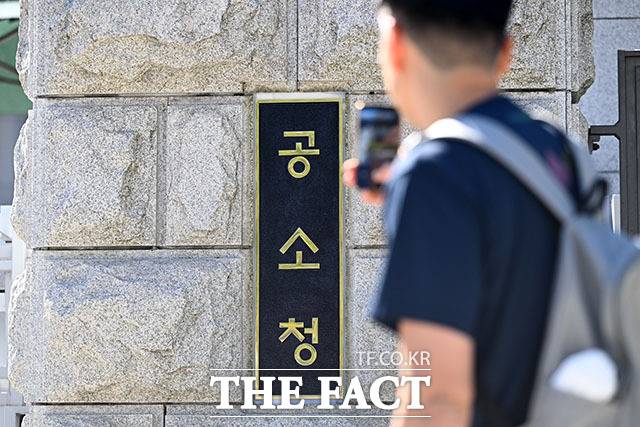 검찰청 폐지와 공소청·중대범죄수사청 출범 이후에도 검찰개혁 방향과 초대 중수청장 인선을 둘러싼 범여권 내부의 이견이 공개적인 충돌로 이어지고 있다. 사진은 공소청·중수청이 출범한 2일 오후 서울 서초구 공소청 앞을 지나가던 시민이 바뀐 간판을 촬영하고 있는 모습. /서예원 기자