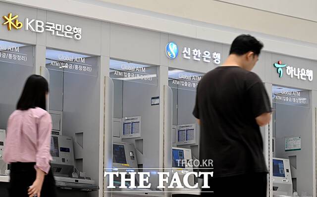 신한은행, KB국민은행, 하나은행 등 금융회사 7곳에서 인공지능(AI) 해킹 공격으로 고객 정보가 유출된 가운데 지난 6일 오전 시민들이 서울 시내 시중은행의 현금자동입출금기 앞을 지나고 있다. /박상민 기자