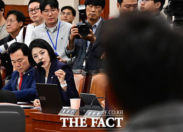 배현진 국민의힘 의원이 7일 오후 서울 여의도 국회 문화체육관광위원회에서 열린 문화체육관광부에 대한 국정감사에 참석해 증인으로 출석한 박진영 대중문화교류위원회 위원장에게 질의를 하고 있다. /배정한 기자