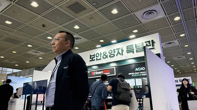 6일 서울 강남구 코엑스에서 열린 ‘AI 페스타 26’에서 보안&양자 특별관을 찾은 관람객의 모습. /구동완 기자