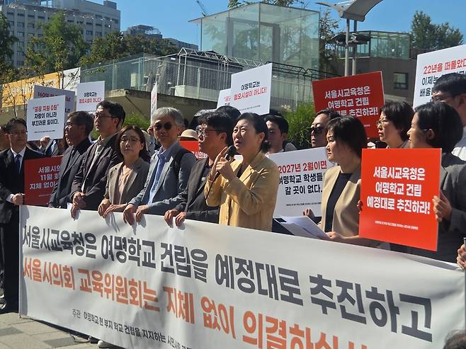 7일 오전 서울시 중구 서울시의회 본관 앞에서 진행된 여명학교 현 부지 학교 건립을 촉구하는 기자회견에서 조명숙 여명학교 교장이 발언하고 있다. /강정아 기자