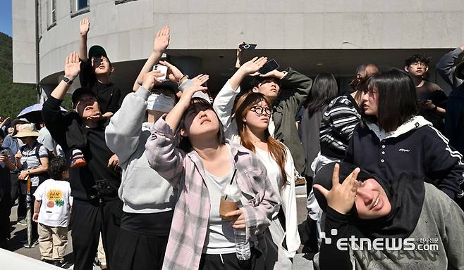 한국형 발사체 누리호 5차 발사일인 7일 전남광주 고흥군 우주발사전망대에서 관람객들이 누리호 발사 모습을 지켜보고 있다. 고흥=김민수기자 mskim@etnews.com