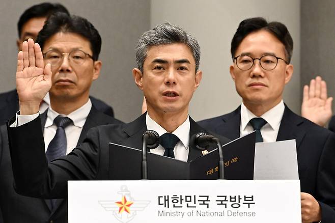 강신철 국방부 장관이 7일 오전 서울 용산구 국방부에서 열린 국회 국방위원회의 국방부에 대한 국정감사에서 선서를 하고 있다. 국회사진기자단