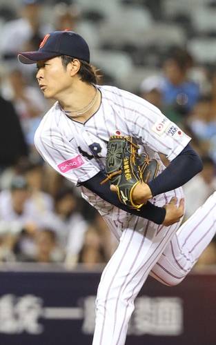 15일 오후 대만 타이베이돔에서 열린 세계야구소프트볼연맹(WBSC) 프리미어12 2024 B조 조별리그 대한민국과 일본의 경기. 다카하시 히로토가 역투하고 있다. 2024.11.15 [연합뉴스]