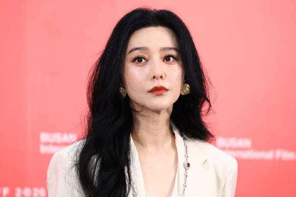 배우 판빙빙이 7일 부산 해운대구 영화의 전당 비프힐에서 열린 제31회 부산국제영화제(BIFF) 영화 '미친 노인의 일기', '그녀가 말했다' 기자회견에서 인사말을 하고 있다. [사진=연합뉴스]
