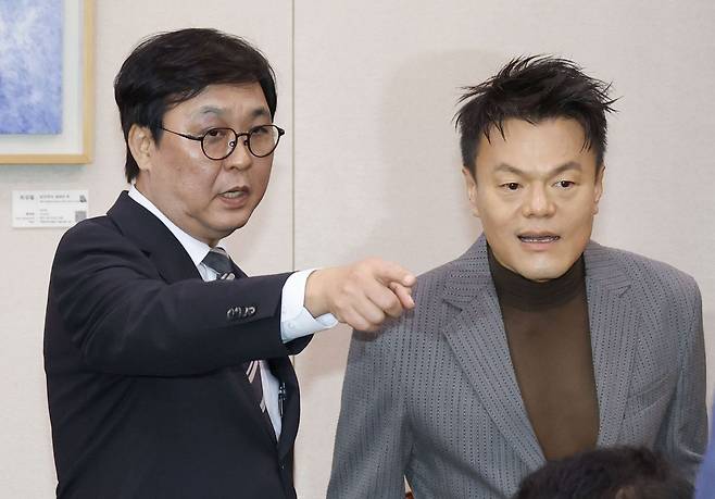 최휘영 문화체육관광부 장관이 7일 국회 문화체육관광위원회에서 열린 문화체육관광부에 대한 국정감사에서 증인으로 출석한 박진영 대중문화교류위원회 공동위원장을 안내하고 있다. 연합뉴스
