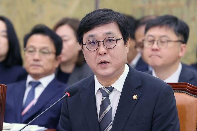 최휘영 문화체육관광부 장관이 7일 서울 여의도 국회 문화체육관광위원회에서 열린 문화체육관광부에 대한 국정감사에서 의원 질의에 답하고 있다. 뉴스1
