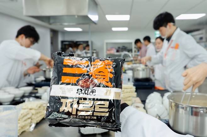 7일 삼양식품 서울 명동 사옥에서 열린 '짜르르' 미디어 시식회에서 연구원들이 제품을 조리하고 있다.  /삼양식품 제공