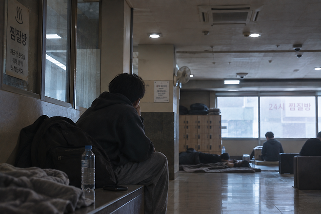 ‘은폐·분산형 노숙’ 상태에 놓인 청년 홈리스 10명 중 8명이 극심한 우울 증상을 겪고 있는 것으로 나타났다. 일러스트 | 챗GPT