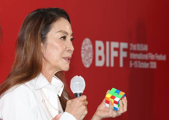 제31회 부산국제영화제 이틀째인 7일 부산 해운대구 영화의전당에서 열린 <우리 할머니는 큐브왕> 기자회견에서 배우 양쯔충(양자경)이 질문에 답하고 있다. 연합뉴스