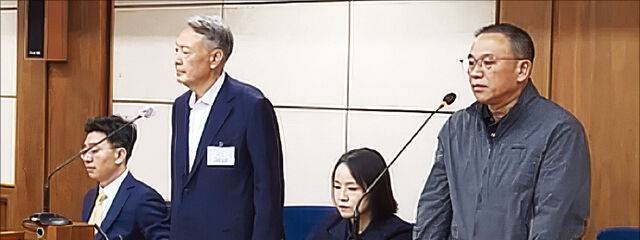 정치 브로커 명태균씨로부터 여론조사를 무상으로 받은 혐의로 기소된 윤석열 전 대통령과 명씨가 7일 서울 서초구 서울고등법원에서 열린 항소심 선고 공판에서 자리에서 일어나 있다. 재판부는 이날 정치자금법 위반 혐의로 기소된 두 사람에게 모두 무죄를 선고했다. 연합뉴스